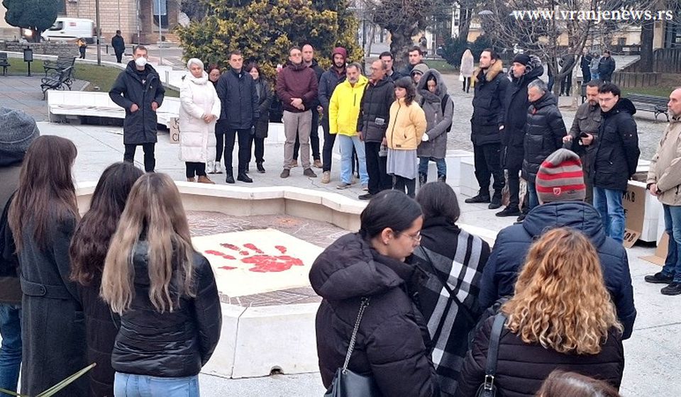 Sa skupa kod spomenika Čika Mita. Foto Vranje news