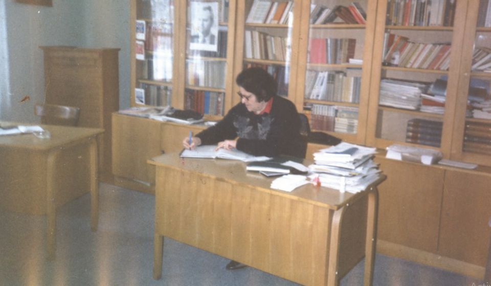 Smilja Stanojković, nekadašnja učiteljica, koja je skoro ceo radni vek provela u Narodnom univerzitetu, slikana u Biblioteci univerziteta 1989. godine. Foto NU