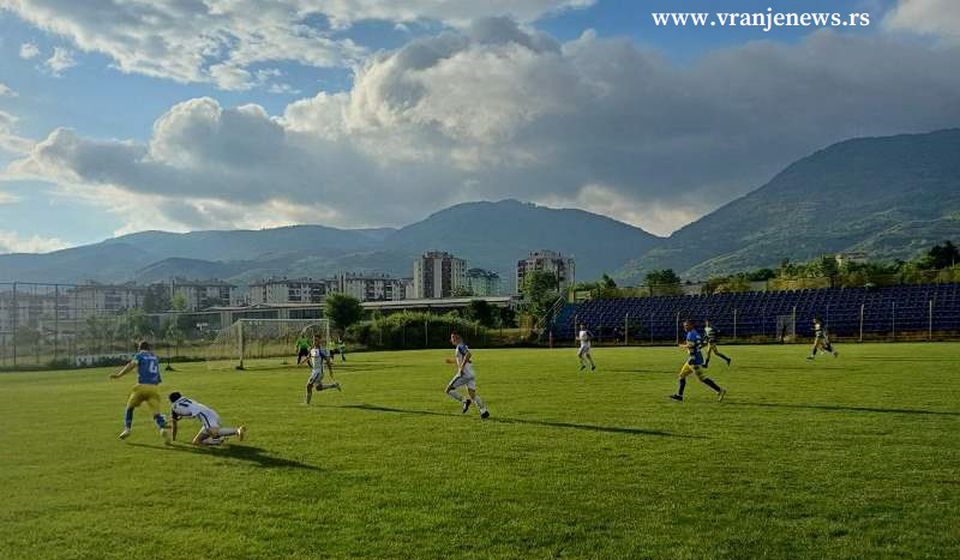 Šest golova u mreži gostiju iz Gračanice: detalj sa današnje utakmice. Foto Vranje News