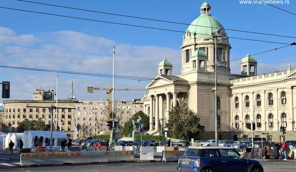 A šatorima ispred parlamenta, ali ne i o Ćacilendu u Pionirskom parku. Foto Vranje news