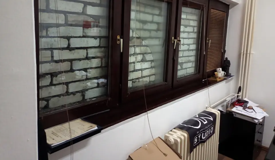 Zazidan prozor redakcije. Foto OK radio