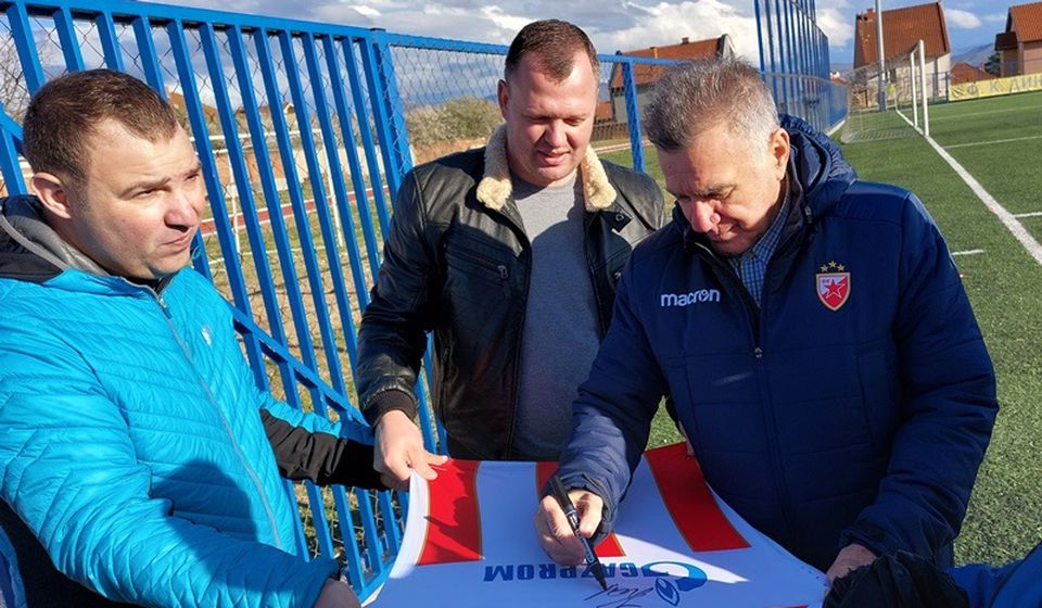 Stanislav Karasi stavlja autogram na dres koji je kupio Dejan Đorđević. Foto Vranje News