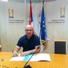 Gradski većnik za manjine Dejan Ivanović parafira ugovor. Foto Grad Vranje