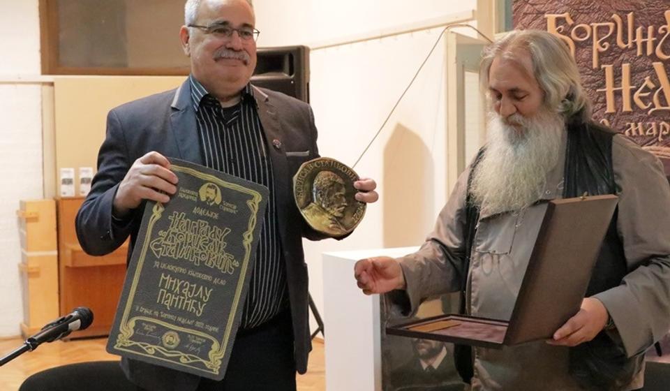 Pantić sa Borinom nagradom koju mu je uručio Miroslav Cera Mihailović, urednik Književne zajednice Borisav Stanković. Foto Vranje News