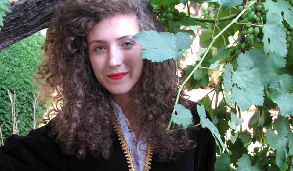 Mlada pevačka nada Vranja Tijana Vučković u dvorištu Borine kuće. Foto D. Dimić (Vranje News)