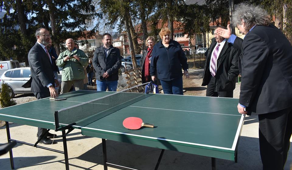 Vladimir Zaharijev u razgovoru sa ambasadororm fabricijem. Foto opština Bosilegrad