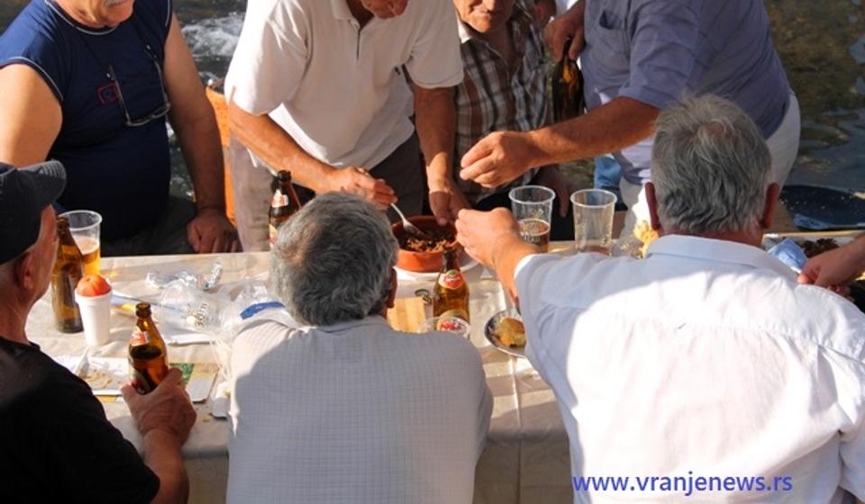 Dok se jelo priprema, valja se povremeno probati. Foto VranjeNews