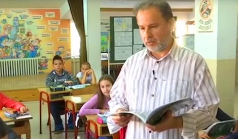 Miomir Dejanović Midej sa svojim đacima. Foto privatna arhiva