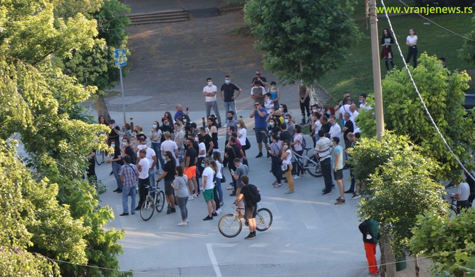 Demonstranti se najduže zadržali ispred sedišta SNS-a. Foto Vranje News