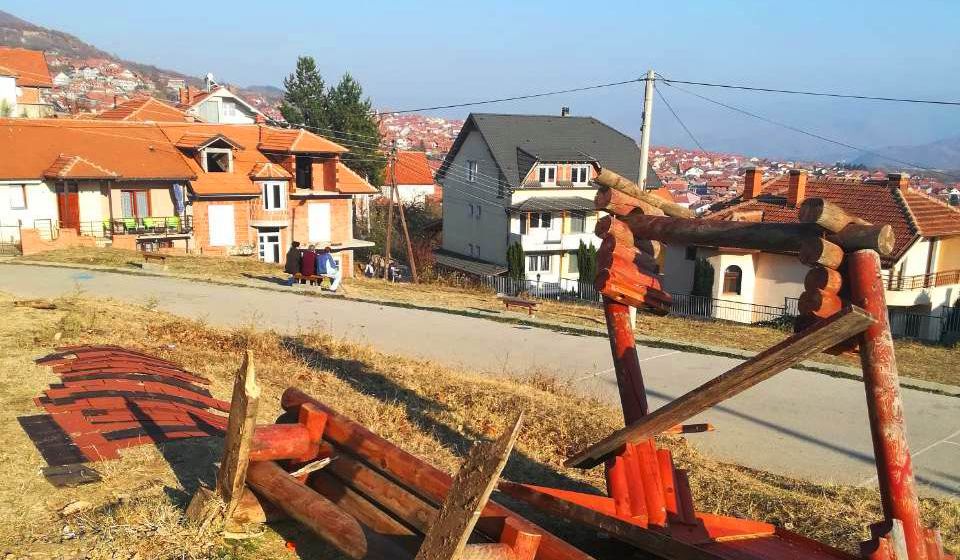 Vandali u Ćoški sa zemljom sravnili tri letnjikovca. Foto Komunalna policija