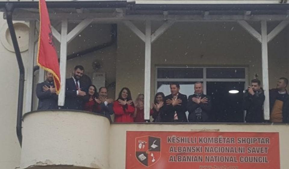 Albanci poziraju novinarima sa terase NSA na Dan zastave: Foto Bujanovačke