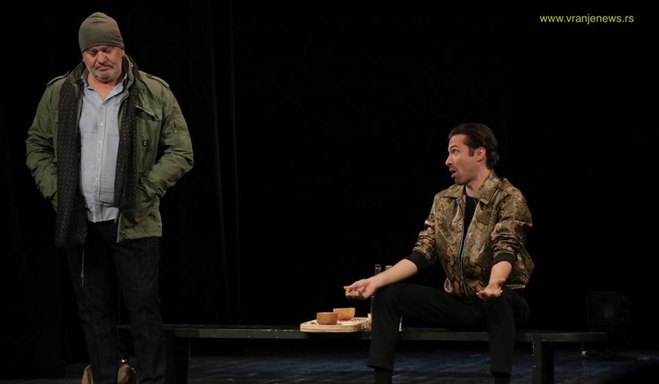 Aleksandar Ristoski (desno) iz somborskog pozorišta nagrađen za najbolju mušku ulogu - lik Joze u predstavi Ljudi od voska. Foto Vranje news