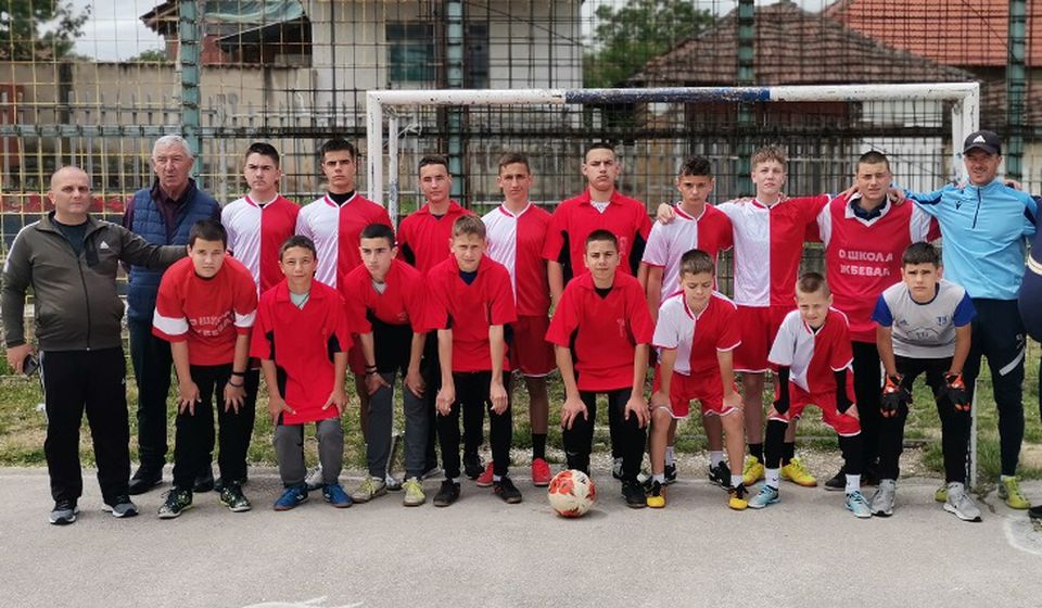 Mladi fudbaleri iz osnovnih škola u Žbervcu i Levosoju. Foto S.Ž.