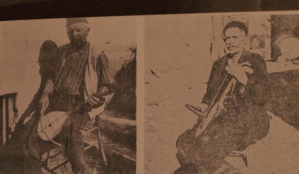 Guslari sa juga Obrad Simonović (1901-1981) iz Glasovika i Vasa Stojković Pinter iz Vranja. Foto printescreen (Narodno pesništvo južne Srbije, 1982)
