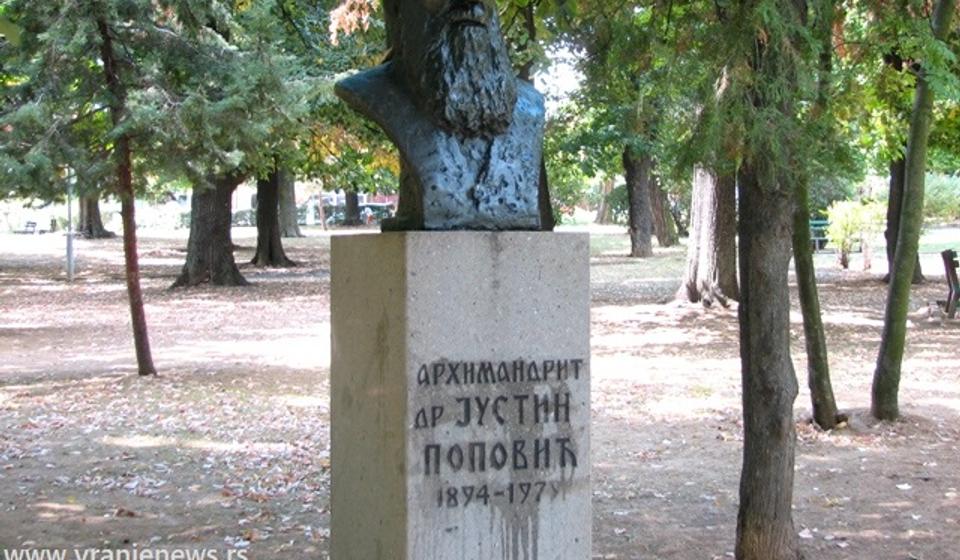 Vranje već ima Justinovu bistu u gradskom parku. Foto Vranje News