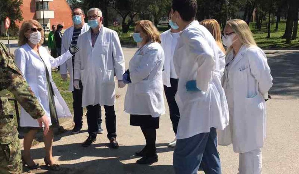 Stavljena u funkciju još jedna COVID bolnica: Ljiljana Antić (levo) sa saradnicima. Foto ilustracija Vranje News