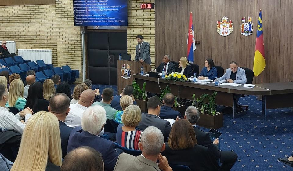 Većniik Kostić obrazlaže rebalans. Foto Vranje news