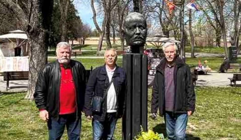 Delegacija Žutog cveća kraj Borine spoen biste u Beogradu. Foto ZUV