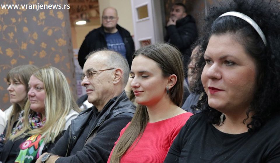 Jasminkin suprug, glumac Vladimir Petrović (čiveni Boba iz Ludih godina) takođe je prisustvovao književnoj večeri u okviru Književne kolonije. Foto Vranje News
