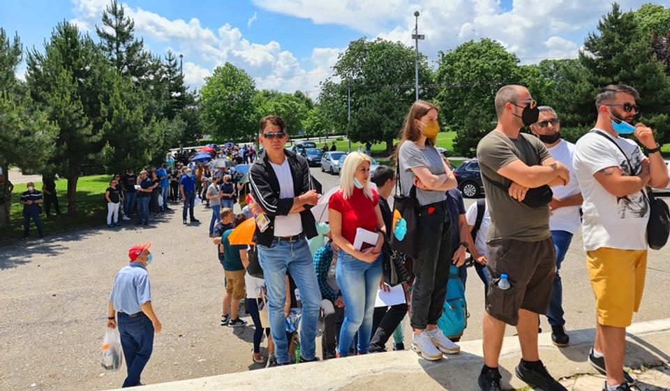 Fotofrafija iz vremena kada su se Makedonci masovno vakcinisali u Vranju. Foto ZC Vranje