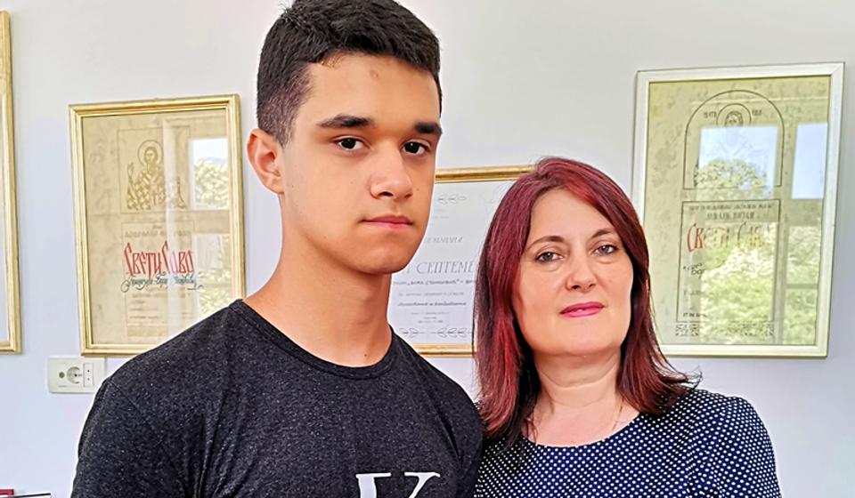 Filip sa svojom mentorkom. Foto Gimnazija Bora Stanković