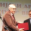 Dr Miroslav Perišić, direktor Državnog arhiva prima javno priznanje Istorijskog arhiva u Vranju od direktora Borivoja Manasijevića. Foto Vranje News