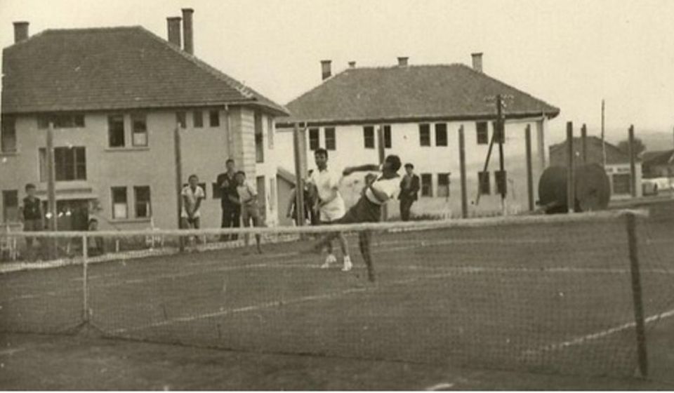 Dubl par su, s desna u levo: Milorad Đorđević Bonde i Nestor Dedinac na nekadašnjem teniskom terenu gde je potom bio stadion za male sportove Doma JNA. Foto M. Đ. B.