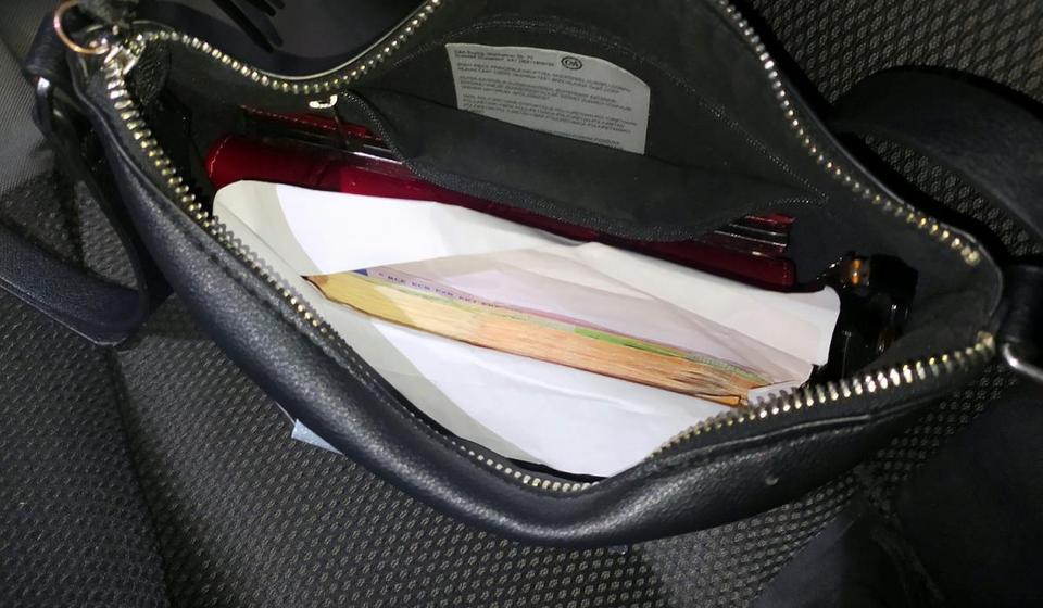 U tašni supruge pronašeno još 11.000 evra. Foto UC