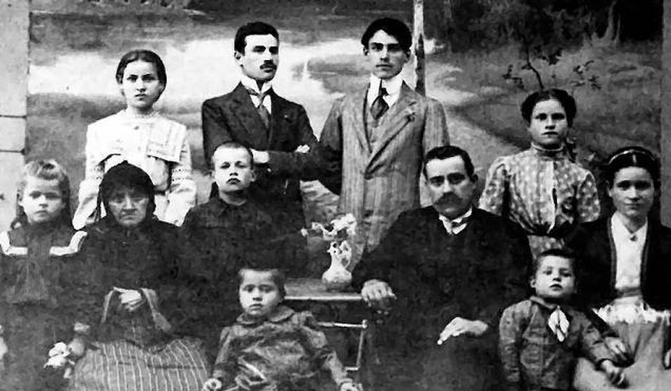 Tasić (u prugastom odelu) sa svojom familijom na Đurđevdan 1914. godine. Foto lična arhiva Dudeta Đorđevića