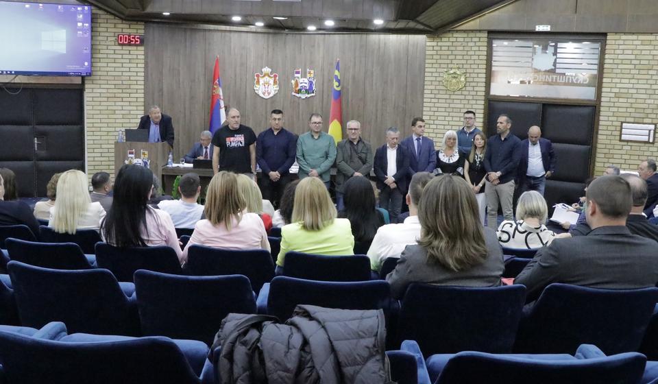 Dok su odbornici vladajuće većine glasali o ovim tačkama dnevnog reda, opozicioni odbornici su održali šesnaestominutnu tišinu. Foto Vranje news