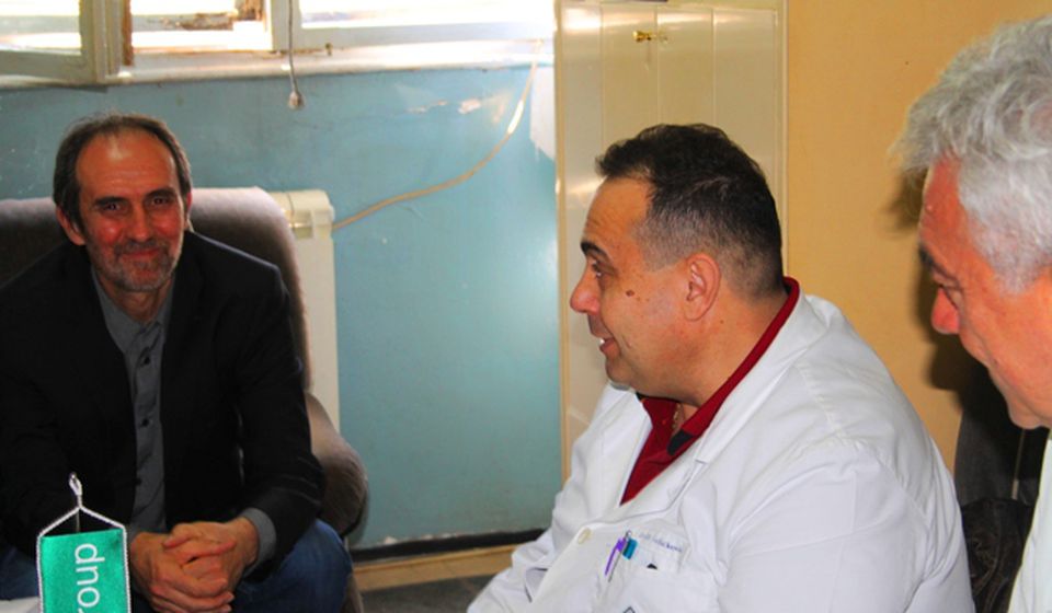 Aleksandar Belić sa lekarima prilikom uručenja donacije Očnom odlejenju u julu. Foto VranjeNews