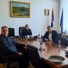 "U Vranju se u policiji zapošljavaju i unapređuju osobe sumnjive biografije": Petrović sa kolegama iz Nezavisnog sindikata policije kod načelnika Uprave policije. Foto NSP