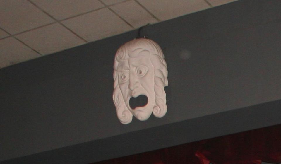 Stara gipsana maska, rad prvog vranjskog vajara Milorada Mileta Antića, u potpunosti je izgorela u velikom požaru 2012. godine. Foto Vranje News