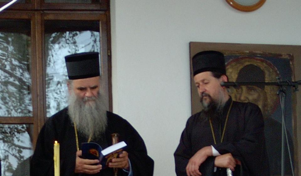 Mitropolit Amfilohije i vladika Pahomije u rodnoj kući oca Justina u Vranju pre petnaestak godina. Foto lična arhiva