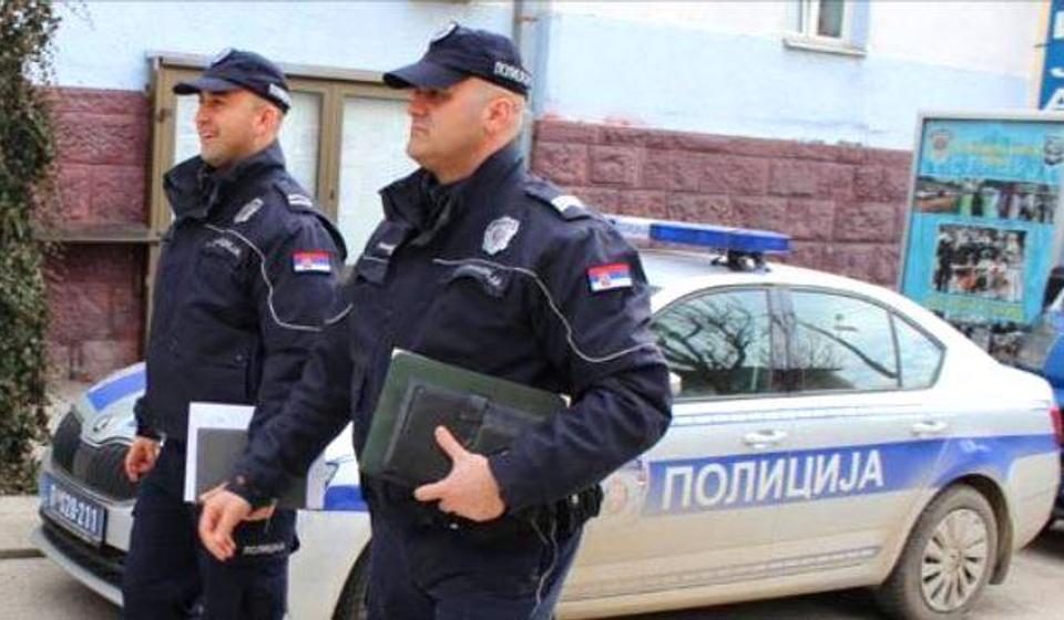 Porodica nema reči zahvalnosti za dvojicu policajaca. Foto fejsbuk SMS dn017