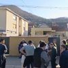 Demonstranti ispred kuće Bulatovićevih u Vranjskoj Banji. Foto MSJ