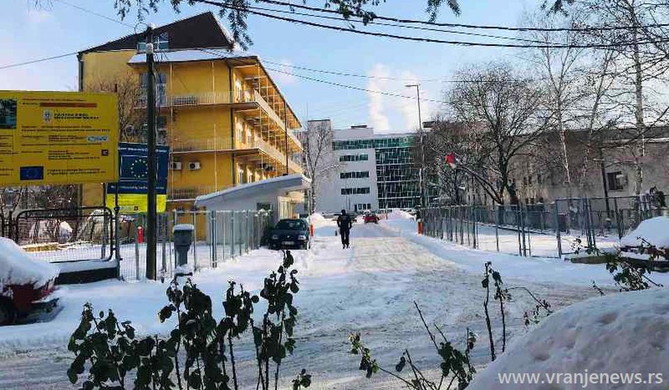 I u ponedeljak zabeležen veliki broj pregleda dece (34) na Pedijatriji vranjske bolnice, van radnog vremena Dečje kovid ambulante. Foto Vranje News