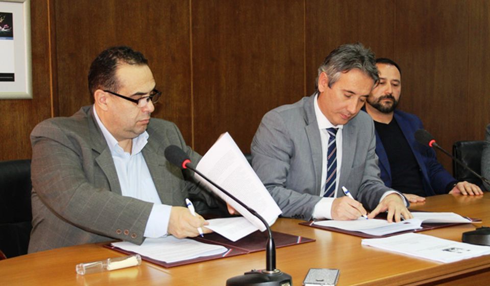 Ugovor potpisali gradonačelnik i direktor ZC. Foto VranjeNews