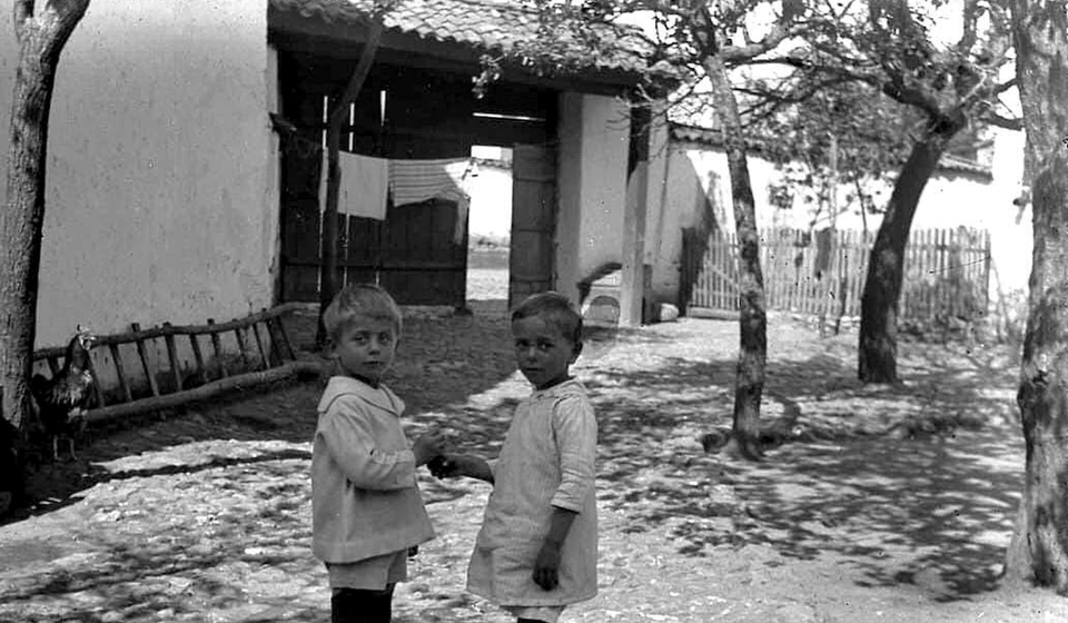 Vaskrs u Vranju, nekad (deca se “kljukaju” jajima). Foto arhiva B.M.