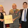 General potpukovnik Milosav Simović prima Povelju 4. oktobar od domaćina i organizatora svečane akademije. Foto VranjeNews