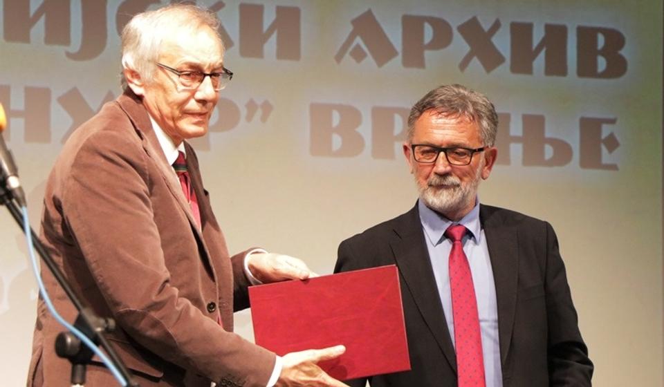 Dr Miroslav Perišić, direktor Državnog arhiva prima javno priznanje Istorijskog arhiva u Vranju od direktora Borivoja Manasijevića. Foto Vranje News