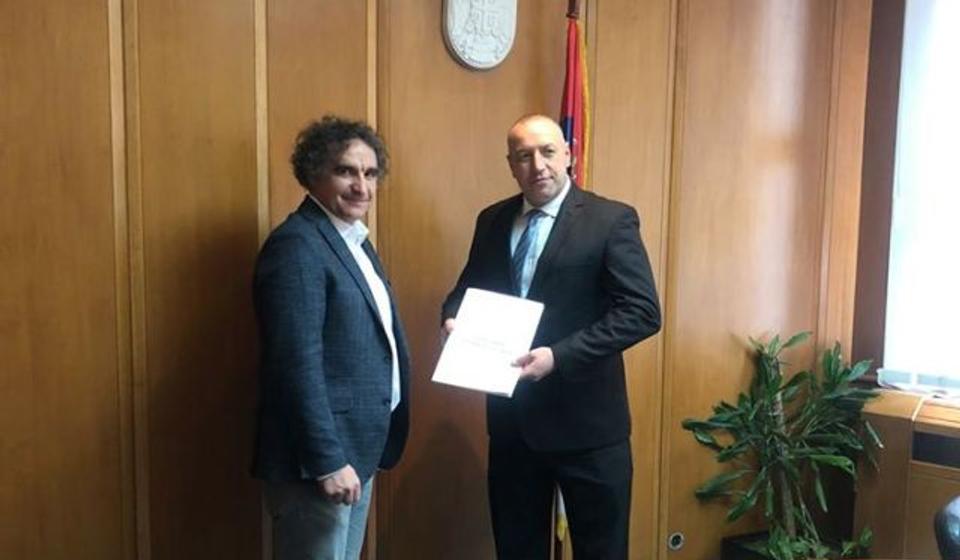 Sentić (desno) sa predstavnikom ministarstva. Foto www.vranje.org.rs