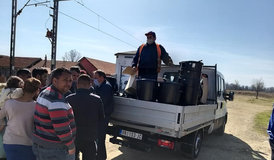 Žiteljima romskog naselja u Pavlovcu podeljene besplatne kante za smeće. Foto JKP Komrad