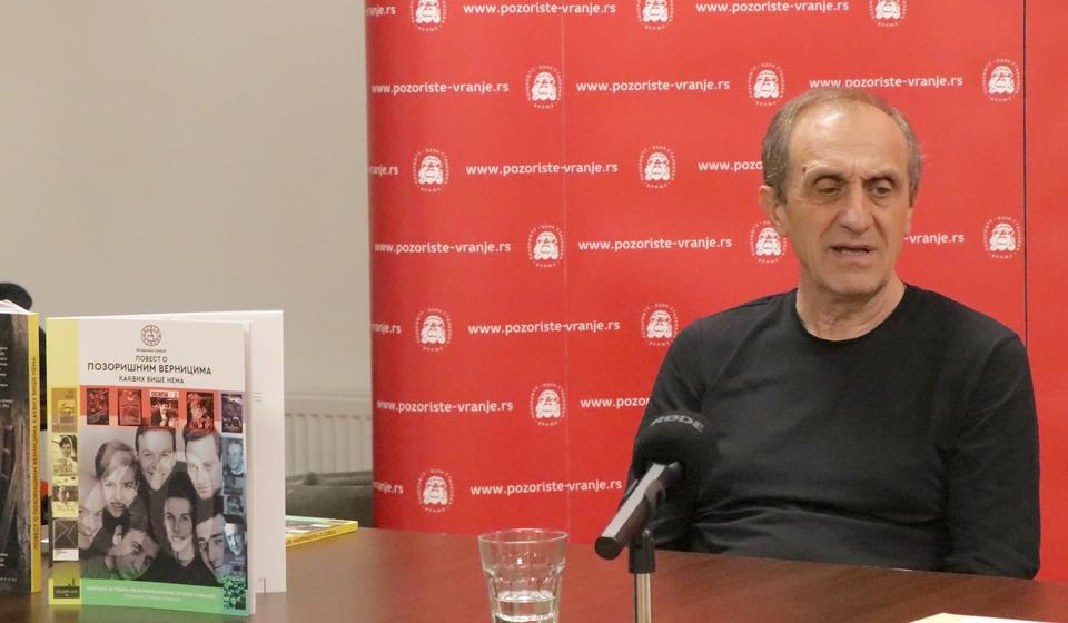 Vladimir Cvejić na promociji u Pozorištu Bora Stanković. Foto Vranje news