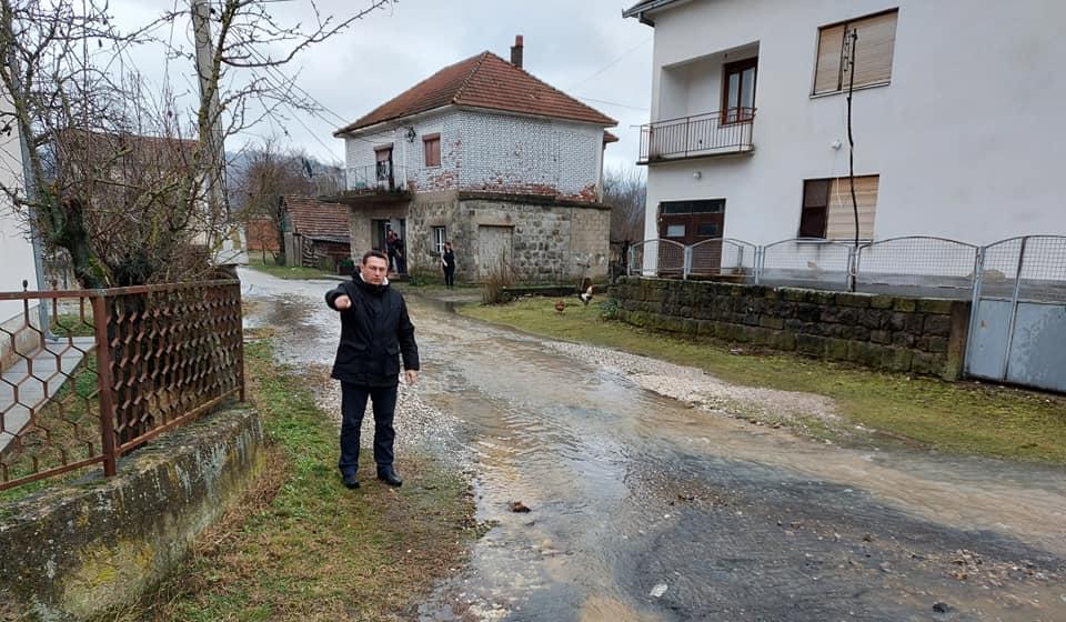 Gradonačelnik Goran Mladenović na licu mesta. Foto Han info