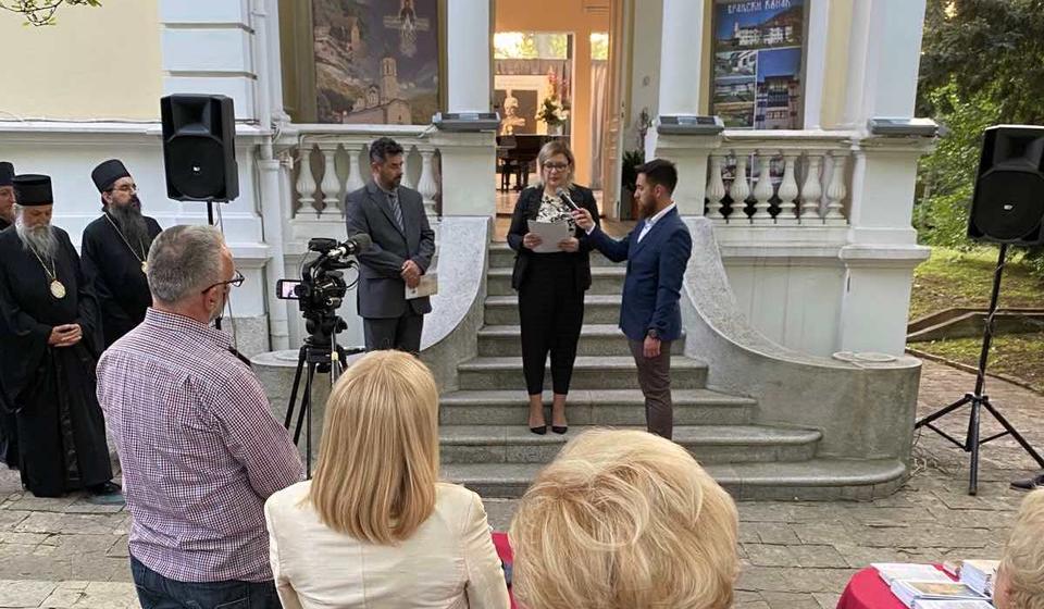 Detaljinije su o izložbi govorili Jelena Atanasović, viši kustos Narodnog muzeja u Vranju, i Miroljub Stojčić, arhivski savetnik Istorijskog arhiva u Vranju. Foto Žuto cveće