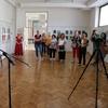 Aleksandra Ilić pred publikom u Galeriji NU. Foto Vranje News