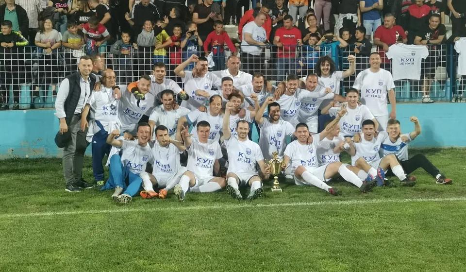 Fudbaleri Pčinje nakon osvajanja Kupa Pčinjskog okruga. Foto FK Pčinja