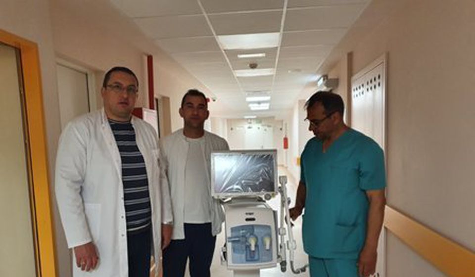Popović (levo) sa kolegama u vranjskoj bolnici. Foto ZC Vranje