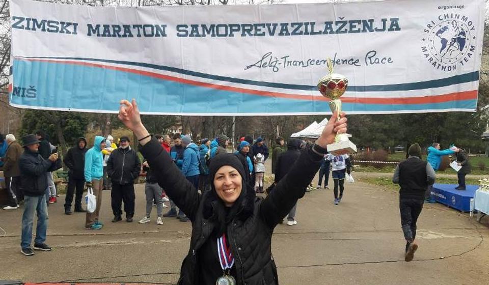 Aleksandra Kržalić sa pobedničkim peharom. Foto AK Vranjski maratonci